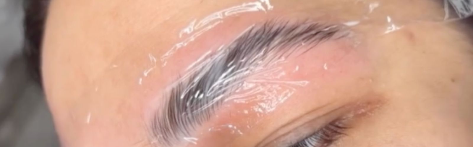 Perfektes Browlifting: Die richtige Anwendung von Lotionen und Einwirkzeiten