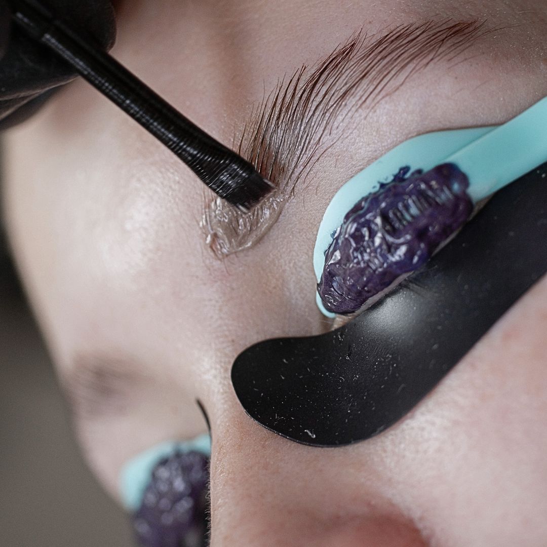 Formación gratuita en directo sobre tinte de pestañas y cejas